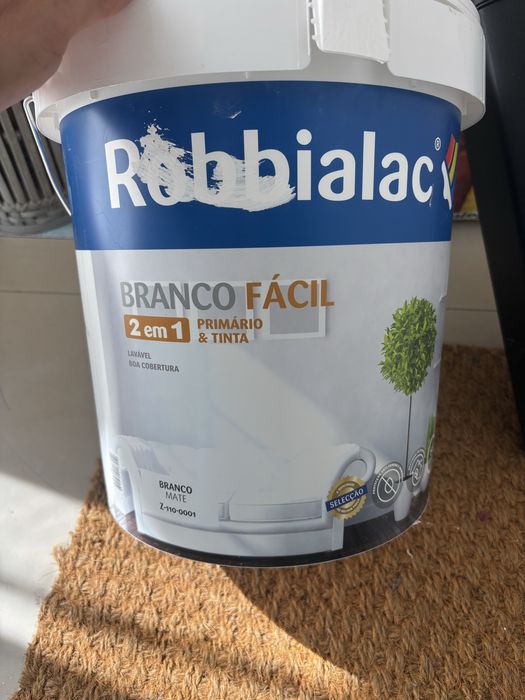 Lata de tinta branca