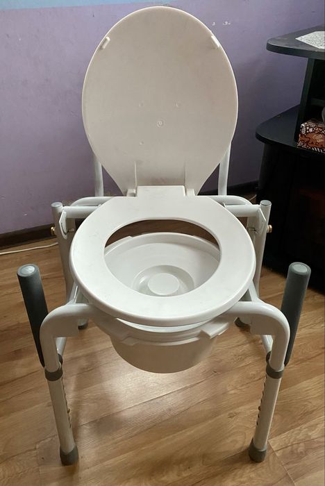 Toaleta Vermeiren – krzesło toaletowe z opuszczanymi podłokietnikami
