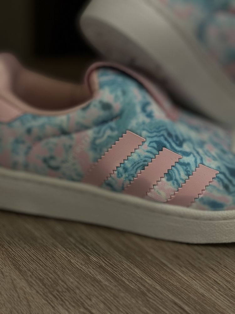 Легкие кроссовки  adidas