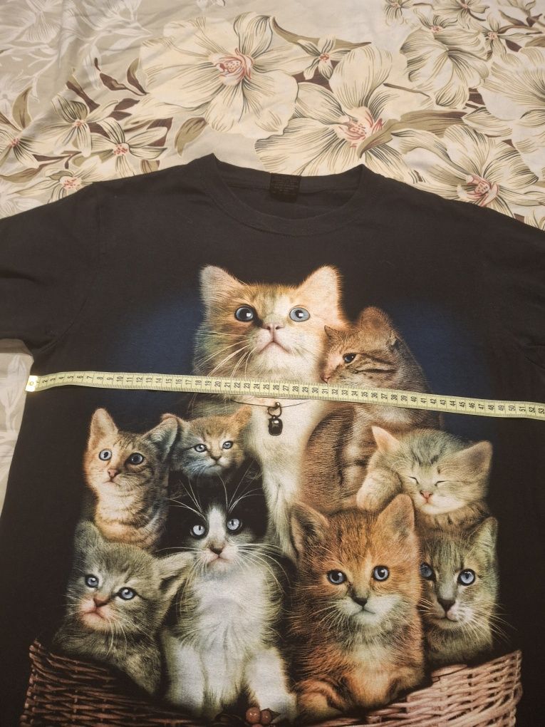 Красивая футболка с котиками.