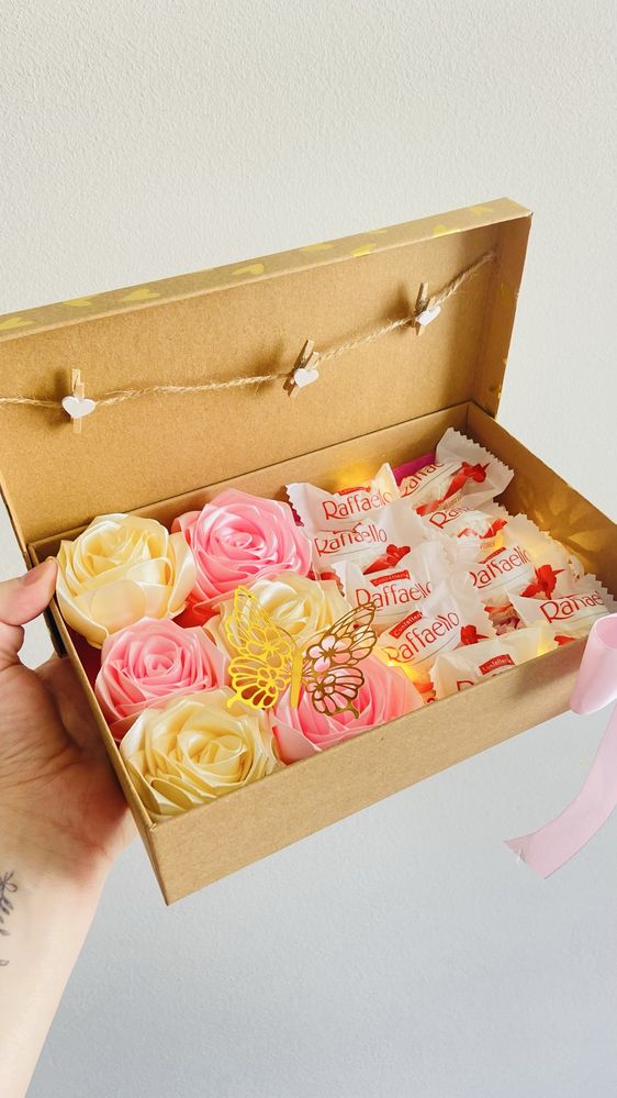 Cesta Charmosa – Rosas, LED, Varal de Fotos e Bombons