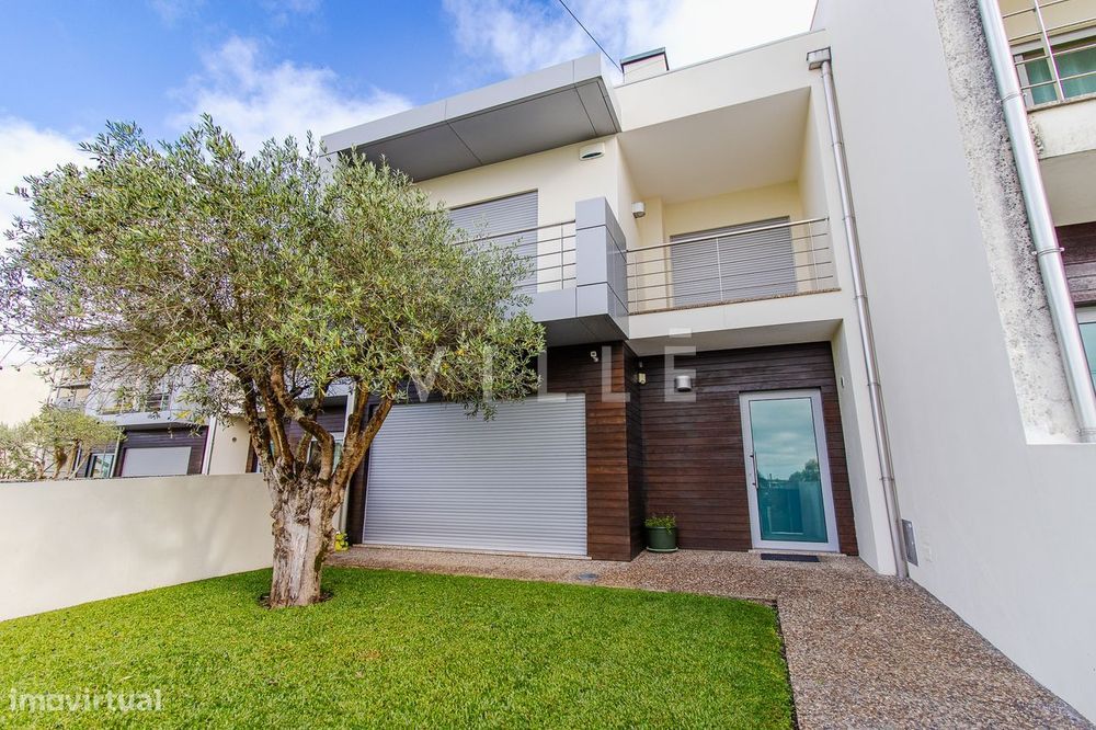 Moradia T4+1 moderna, em Oliveirinha