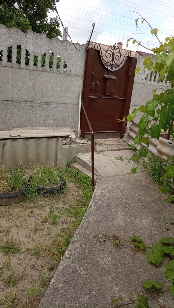 Продам  1/2 будинку.(Вулиця М. Грушевського. Стара назва Чекістів)