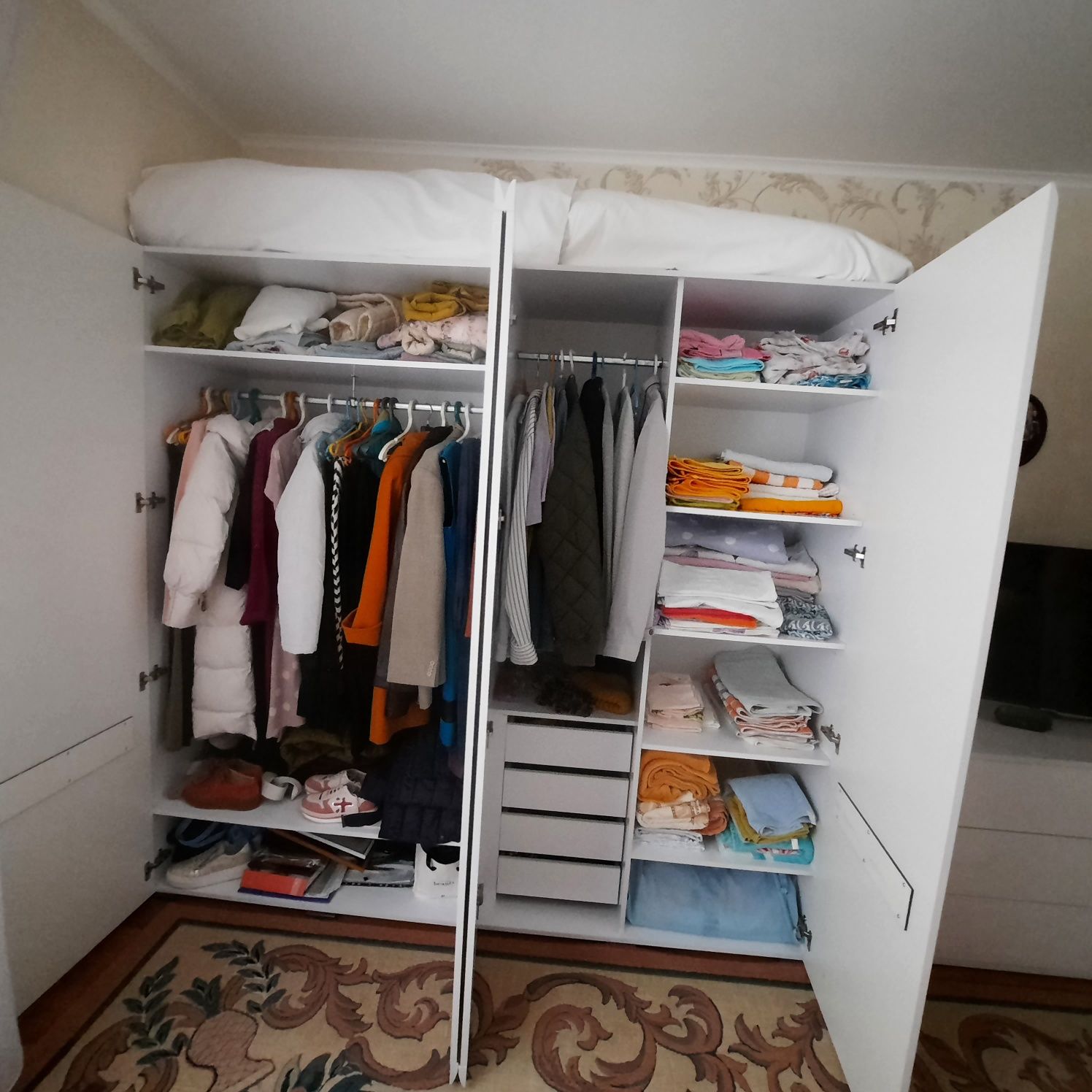 Продам шкаф для вещей. Размеры. Высота 2м10см,ширина 2м.20см,глуб 60см