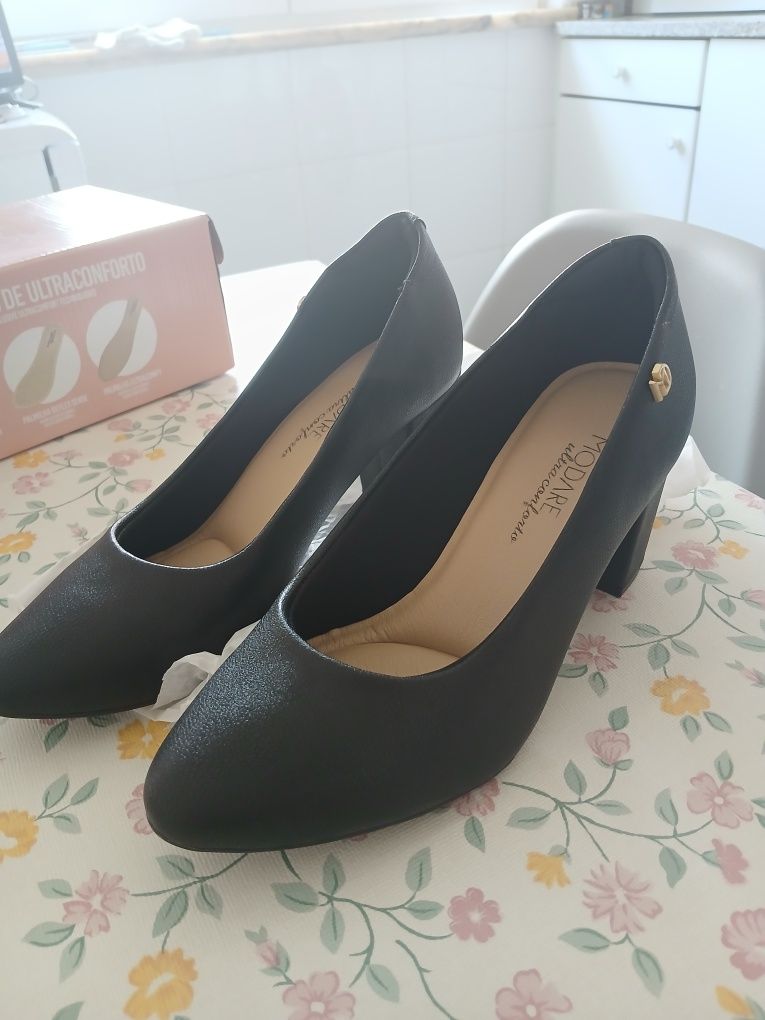 Sapatos 36 pele com palmilha conforto