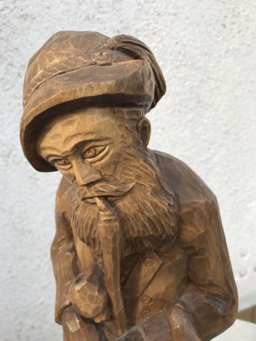 Dziadek z fajką ręcznie rzeźbiony 51 cm