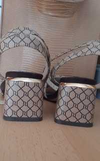 Cudne beżowe sandały na klocku RIVER iISLAND dł. 24,5 cm
