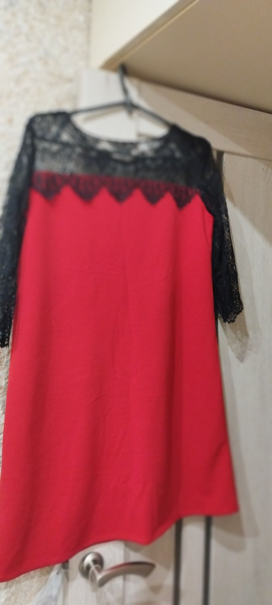 Продам червону сукню з мереживом нова