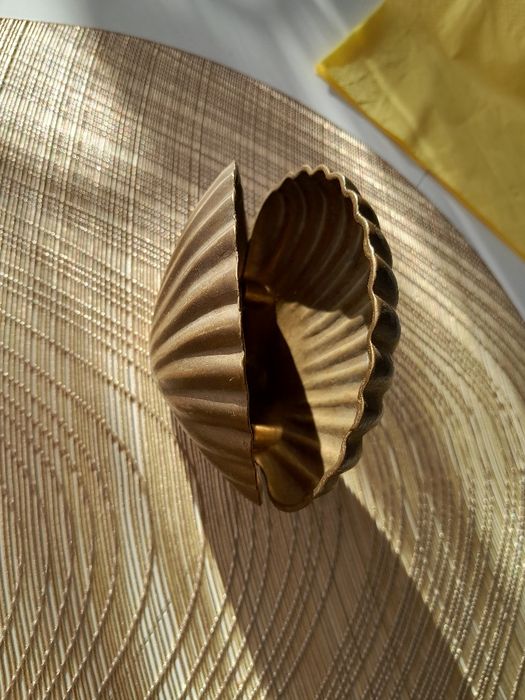 Piękny Serwetnik w kształcie muszli wykonany z mosiądzu