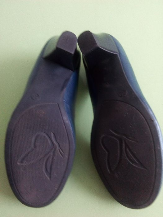 Granatowe buty Caprice