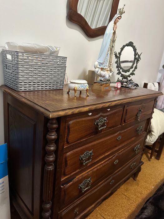 Conjunto de Quarto em Madeira – Roupeiro, Cómoda e Mesas de Cabeceira