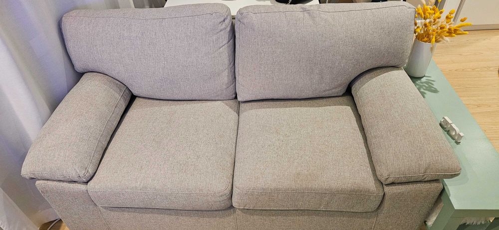 Sofá GEDVED 2 lugares tecido cinzento claro