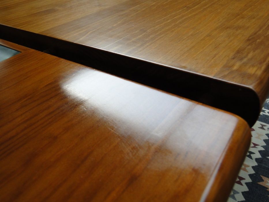 Mesa extensível em madeira maciça com acabamento em vidro fosco - Só a