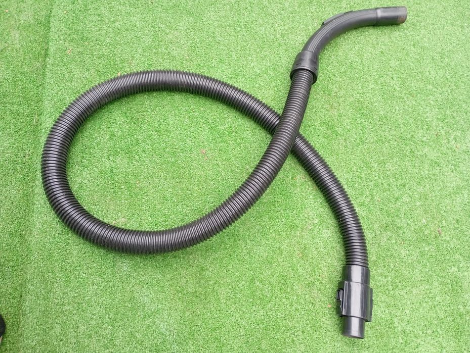 Czarny wąż ssący do Odkurzacza Amica Bagio