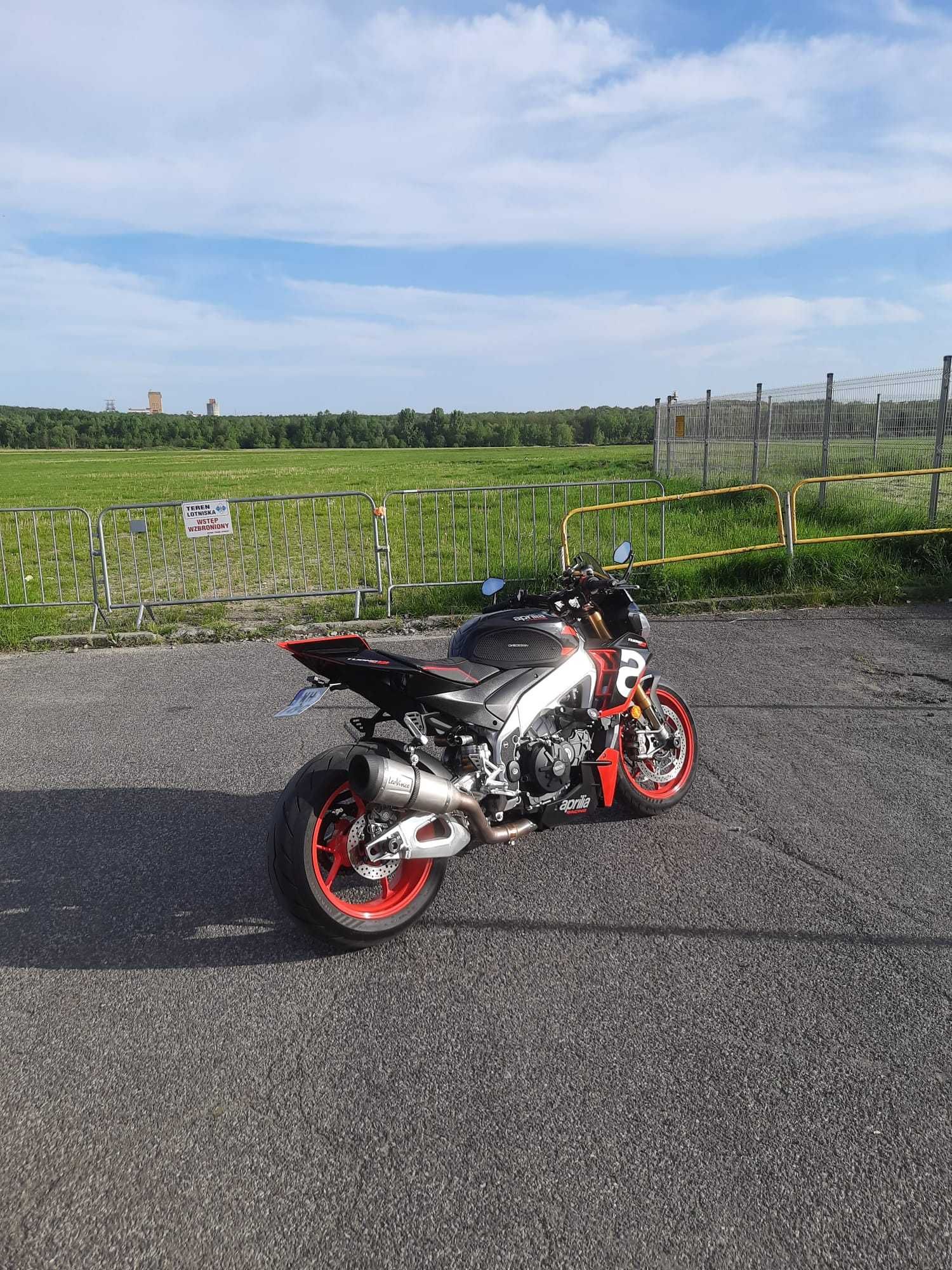 Aprilia Tuono 1100 V4 FACTORY wynajem motocykla Katowice