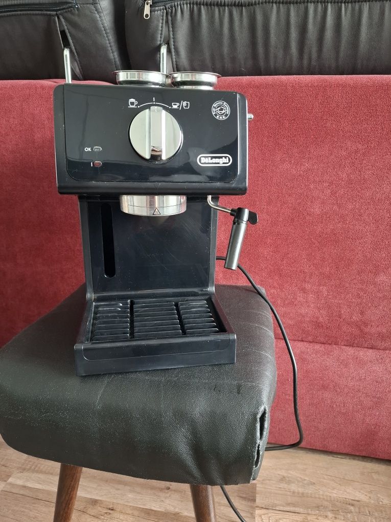 Ekspres do kawy kolbowy Delonghi