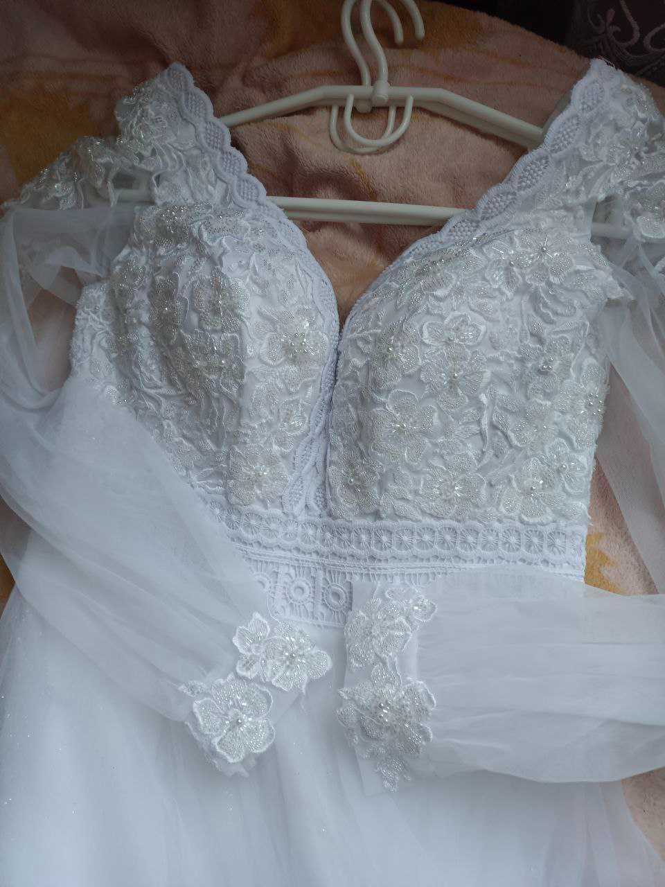 Весільна пишна сукня