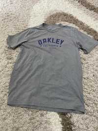 T-shirt Oakley.