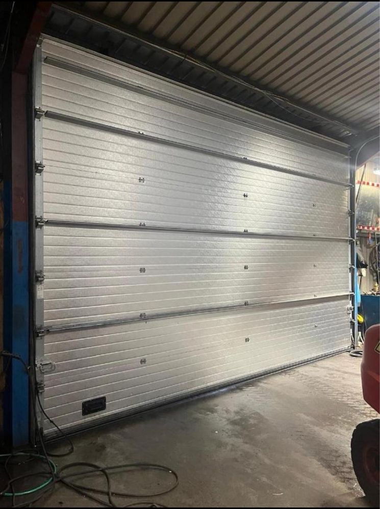 Brama 5.74x3.70 segmentowa Crawford aluminiowa panelowa