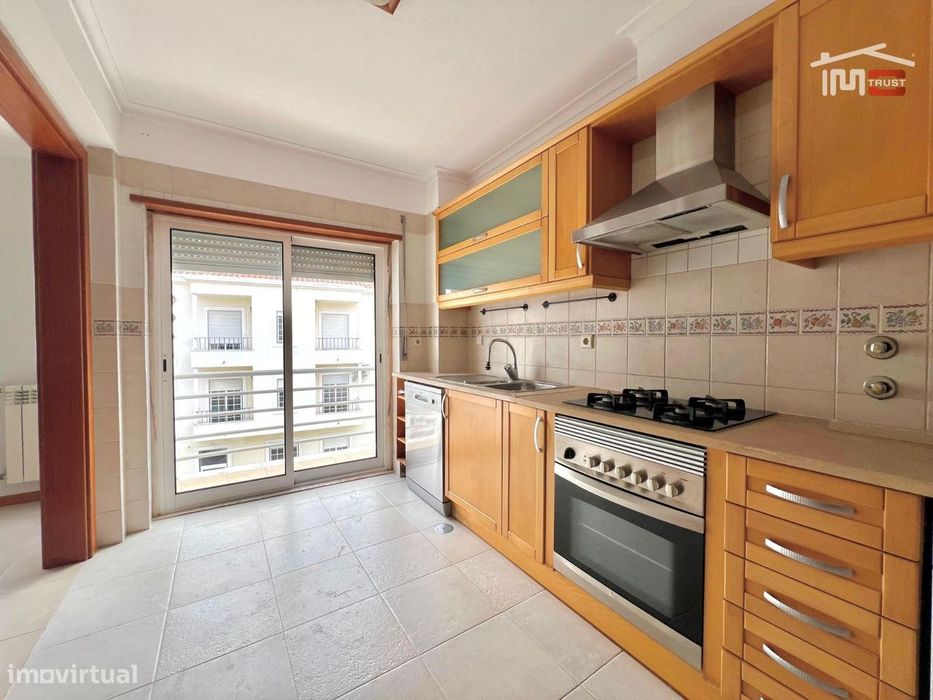 Apartamento T2 Duplex 2ºandar, Garagem, Coz. Equipada, 2 Wcs - Samouco