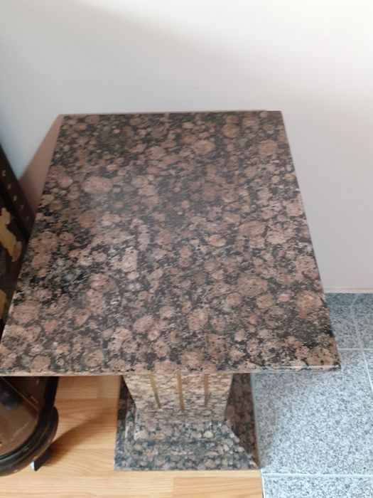 Coluna em granito maciço