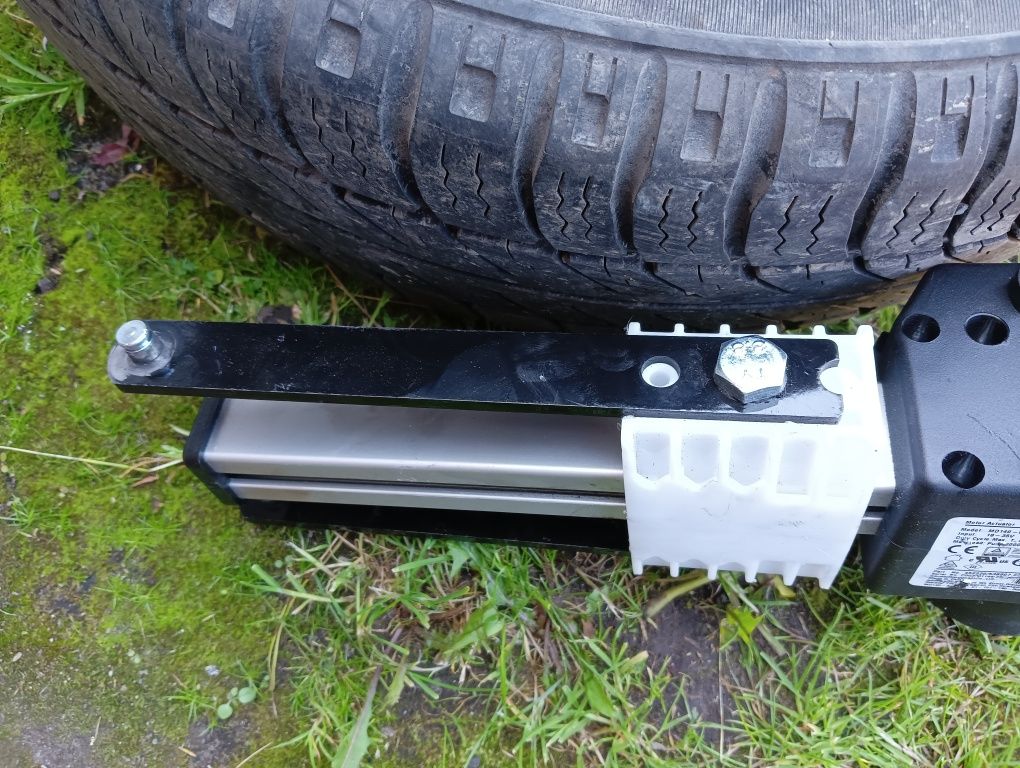Pojedynczy  siłownik elektryczny z mocowaniem skok 13 cm