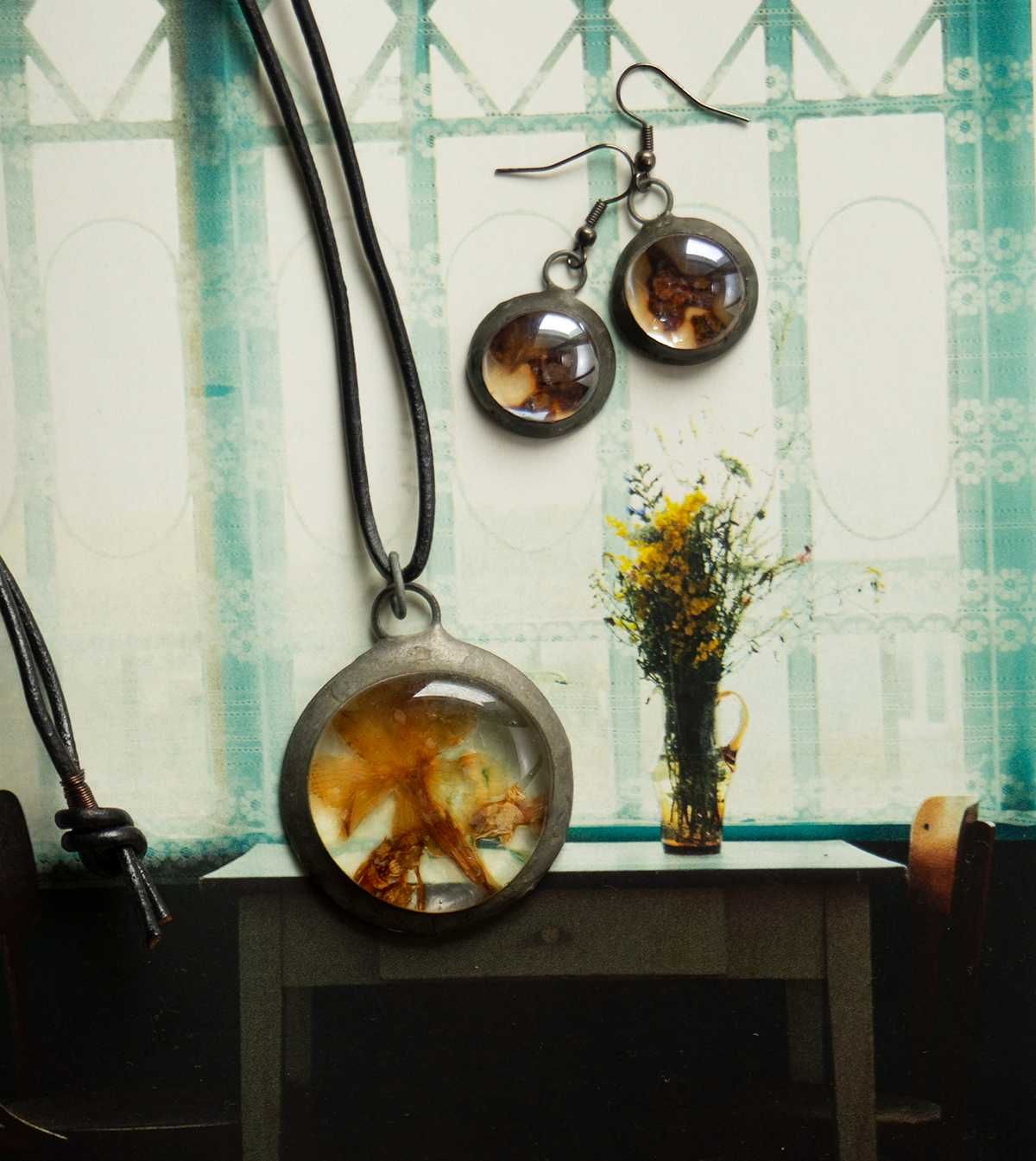 Komplet - naszyjnik i kolczyki, witraż z suszonym kwiatem