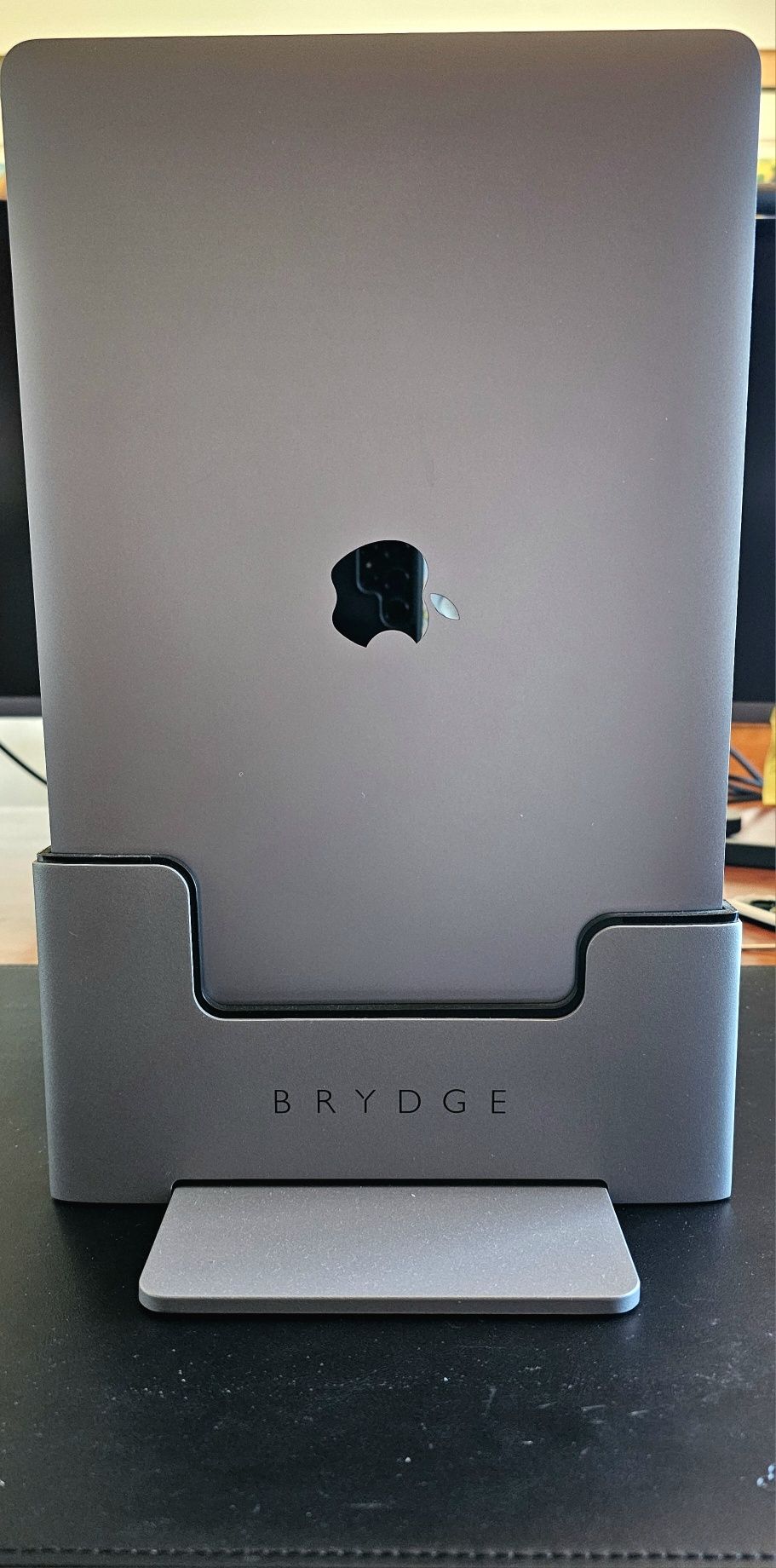 Combo Macbook Pro 13" Touch Bar 16GB 2017 + Brydge Vertical Dock