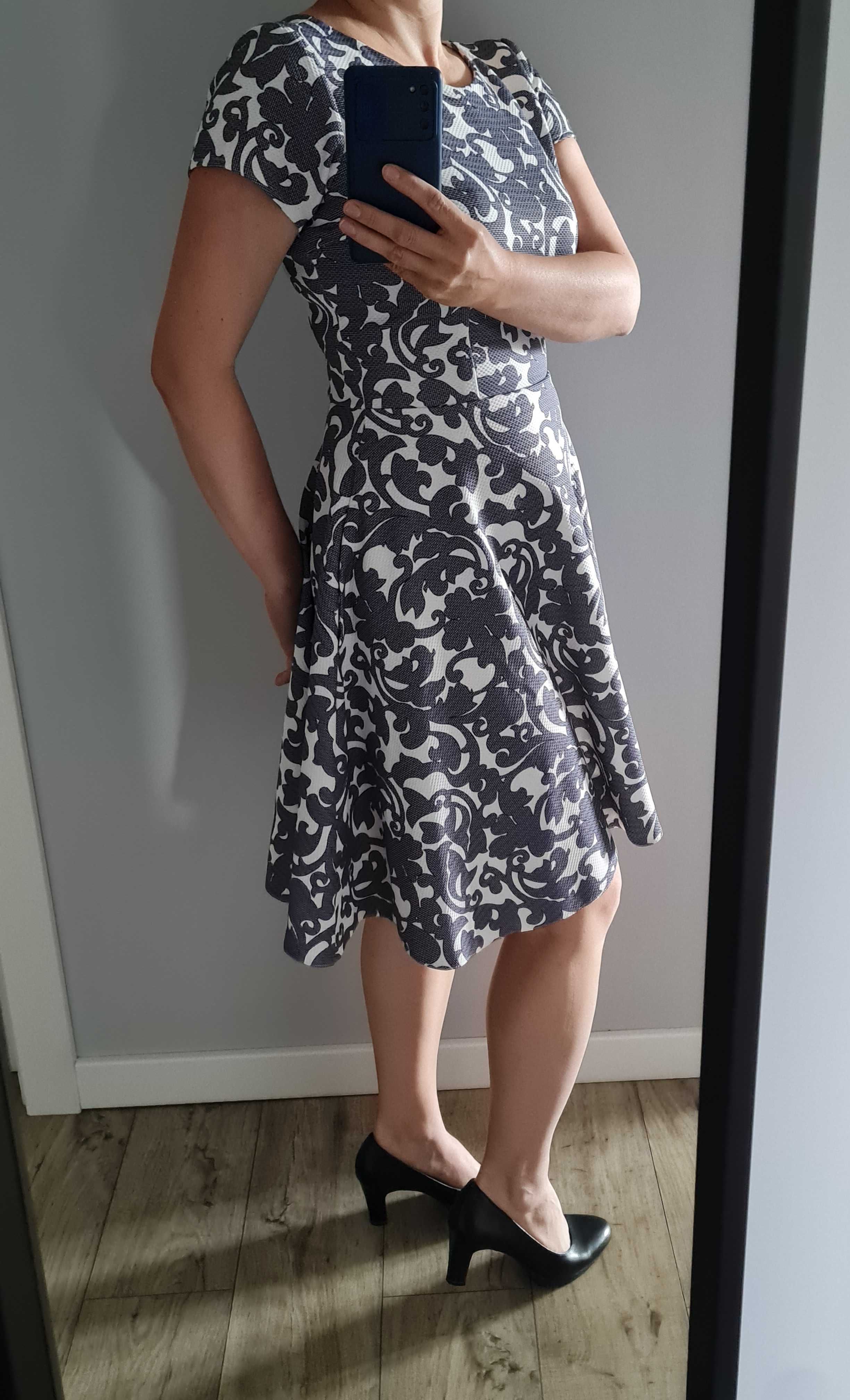 Sukienka letnia rozkloszowana elegancka Livia Clue rozm . M/38