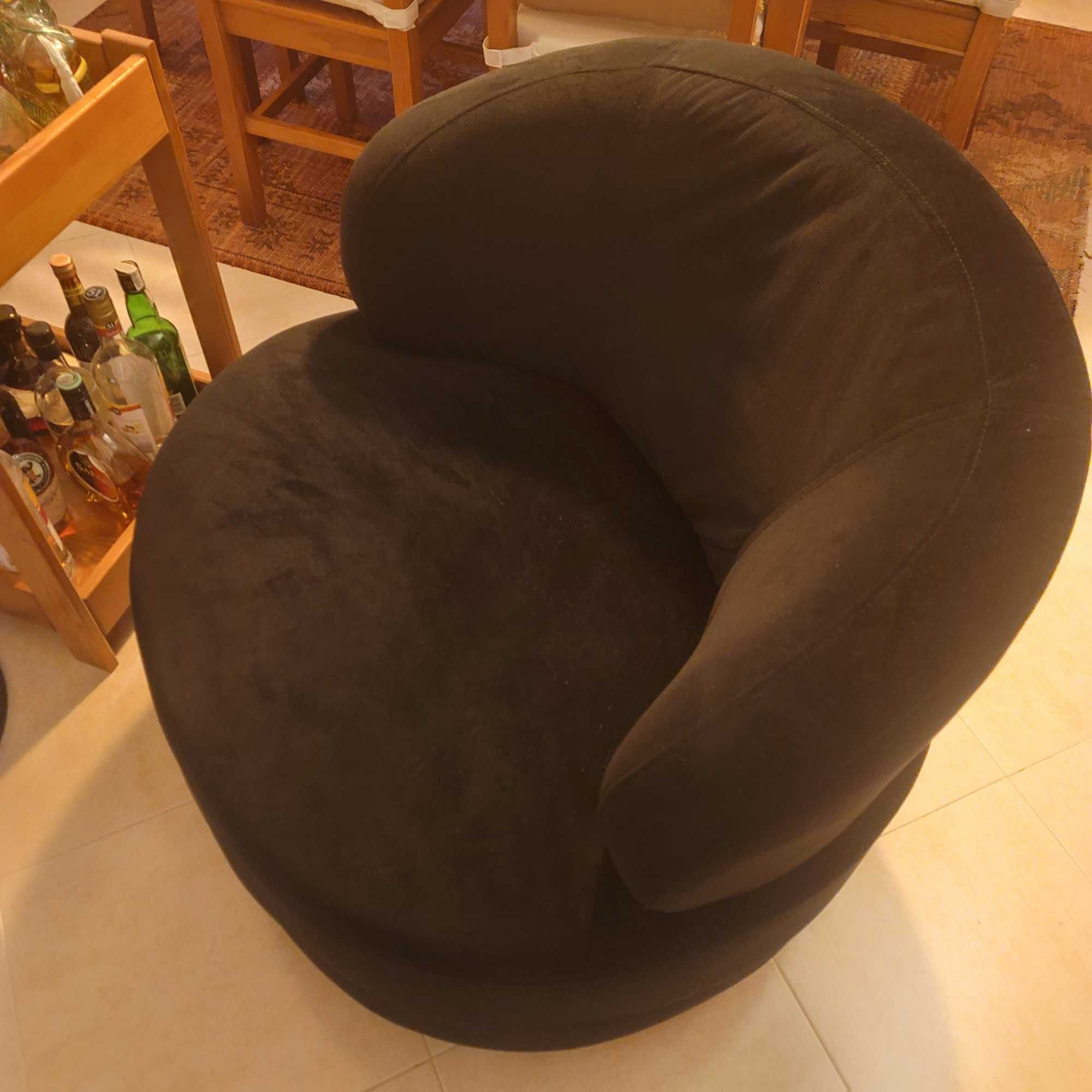 Poltrona com base rotativa muito comoda em tecido preto