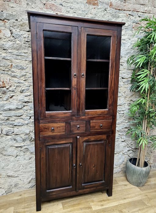 Stylowa witryna z litego drewna – rustykalny urok!