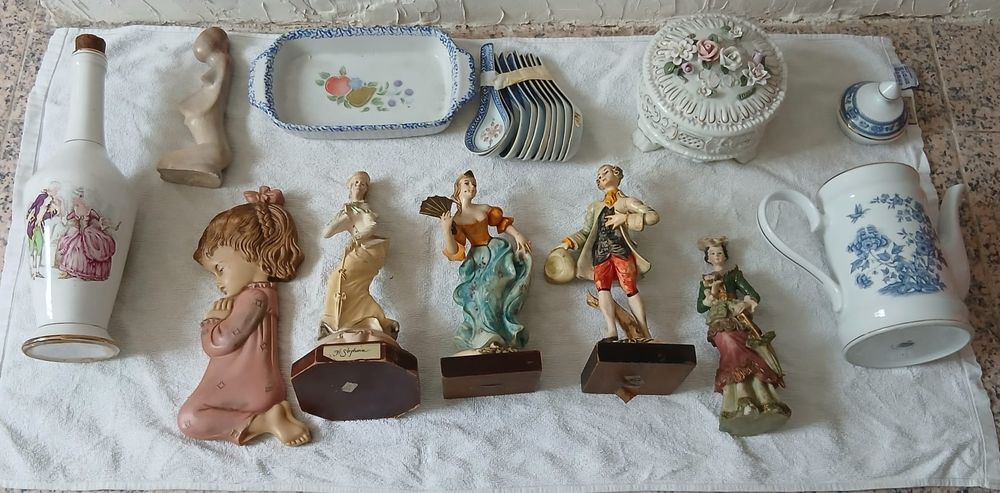 Conjunto de peças de decoração e utensílios de mesa variados,