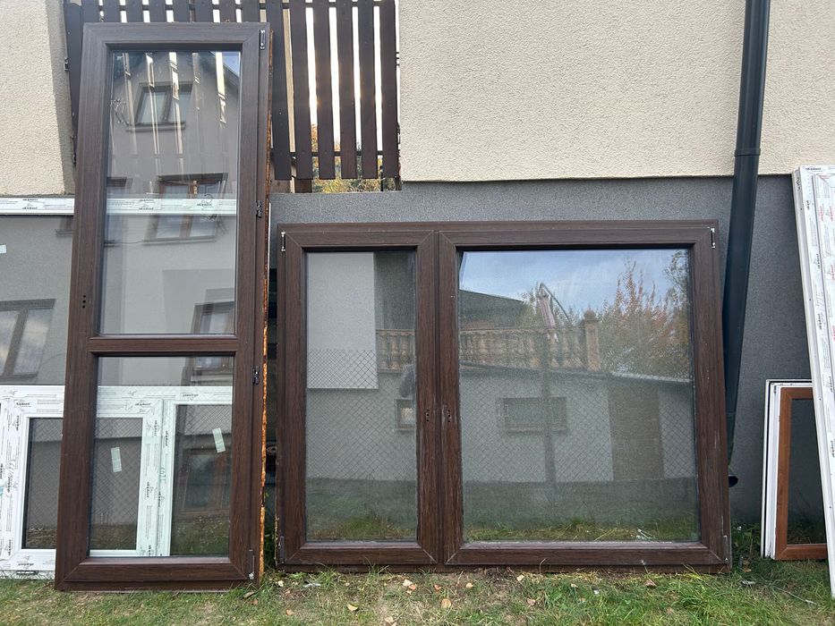 Okno i drzwi balkonowe z wystawy w dobrym stanie ciemny orzech