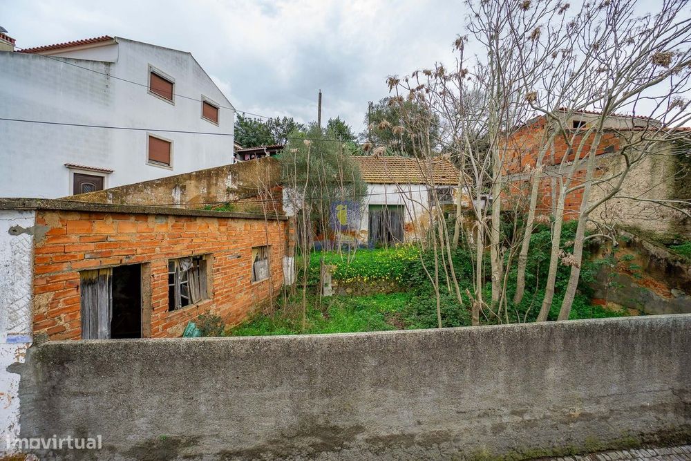 Lote Urbano de 280 m2 com antiga Fábrica em Ruína
