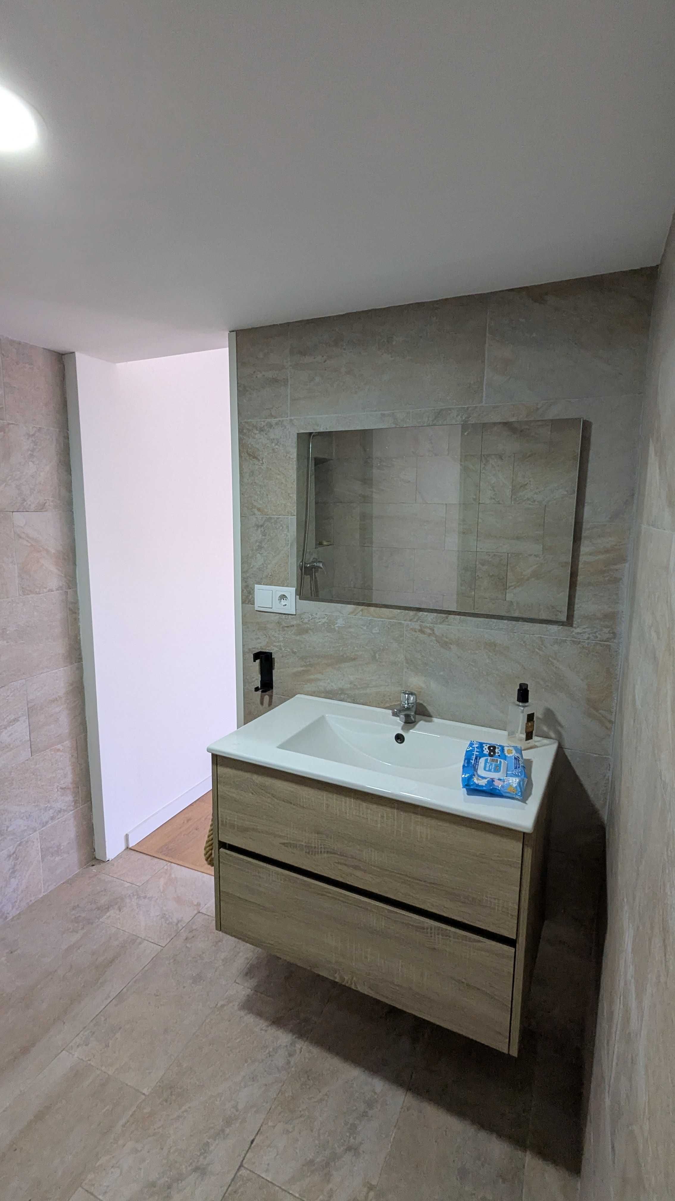 Vendo 2x armários de casa de banho da parede com lavatório e torneiras