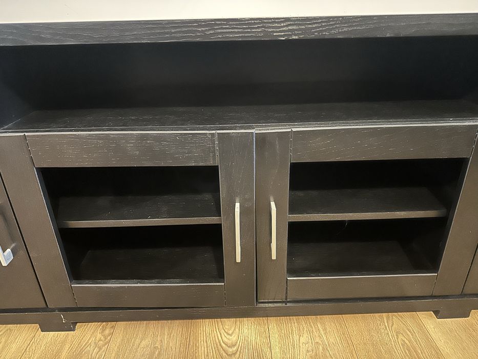 Masywna czarna komoda