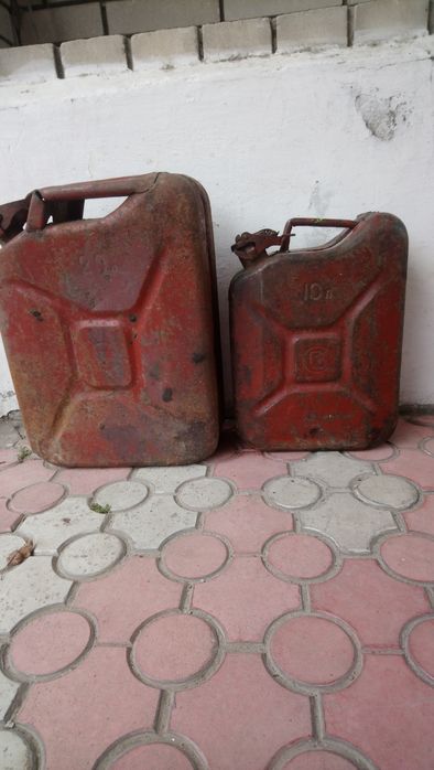 Каністри на 20 та 10 літрів