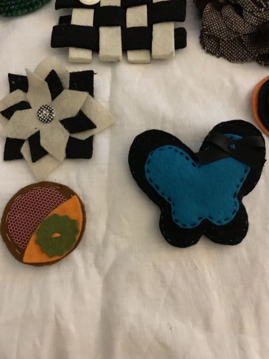 Pregadeiras em pano artesanais e pulseiras