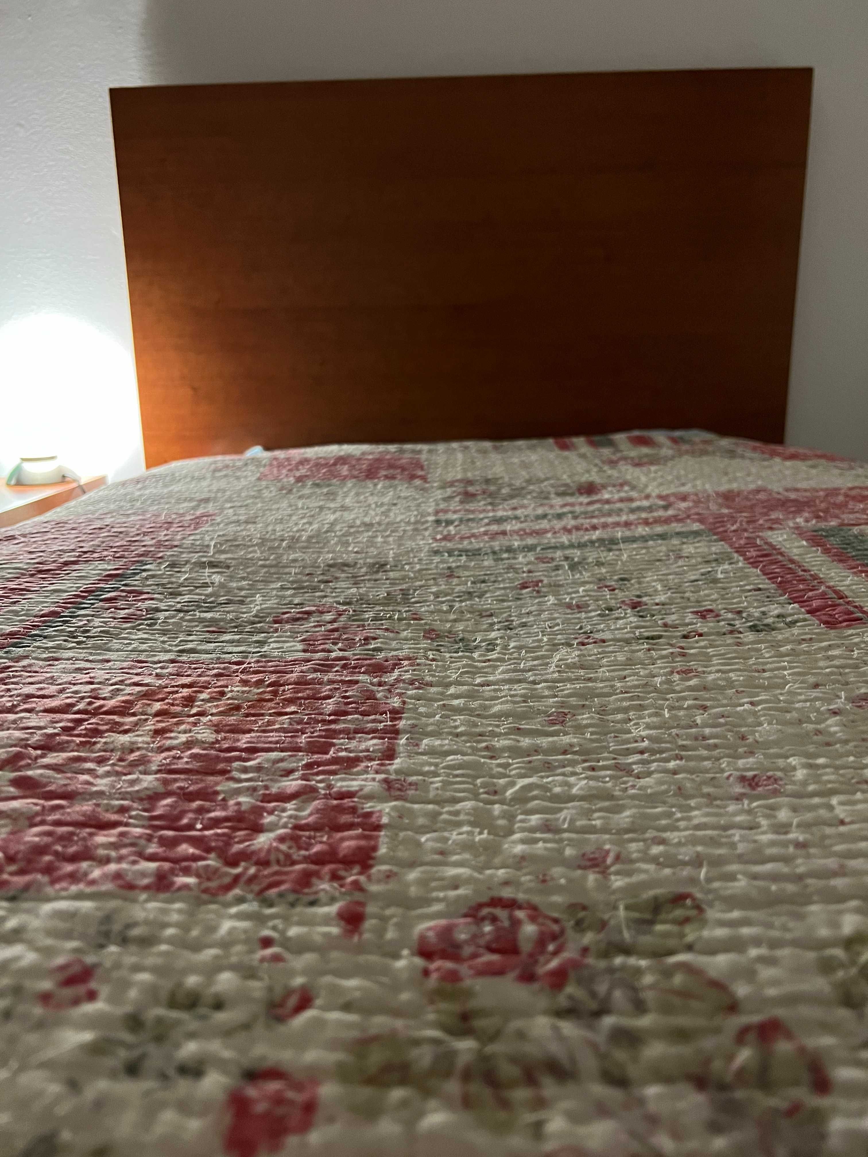 Conjunto Quarto Single composto por cama, mesinha cabeceira e cómoda