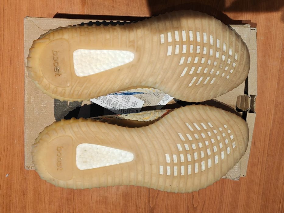 Tênis yeezy 350 boost.