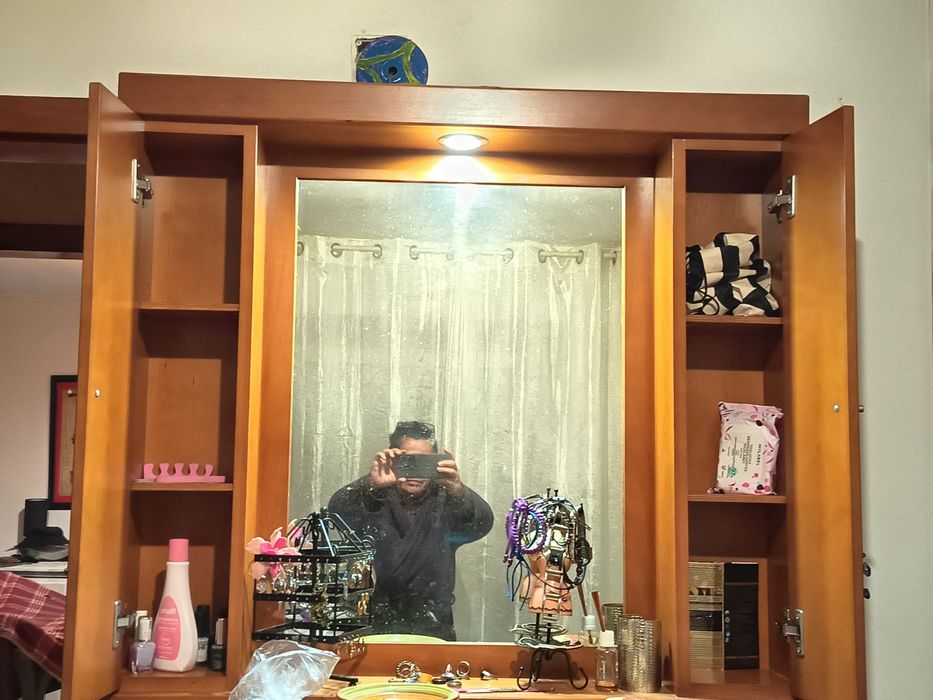Armário com espelho e luz
