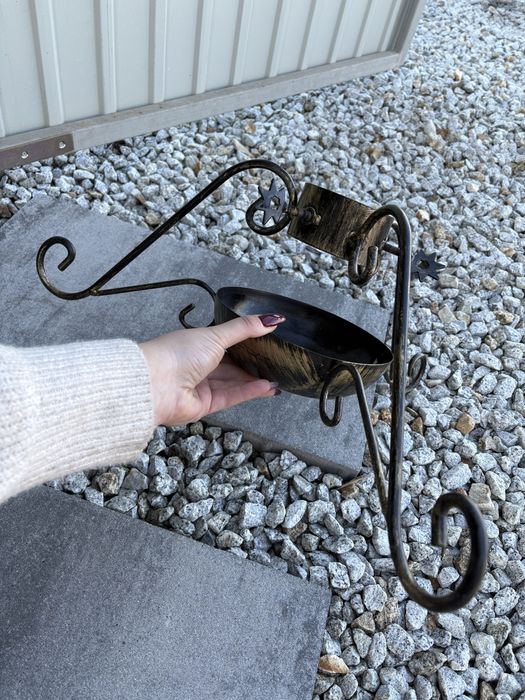 Stojak na choinke metalowy kuty z pojemnikiem na wode