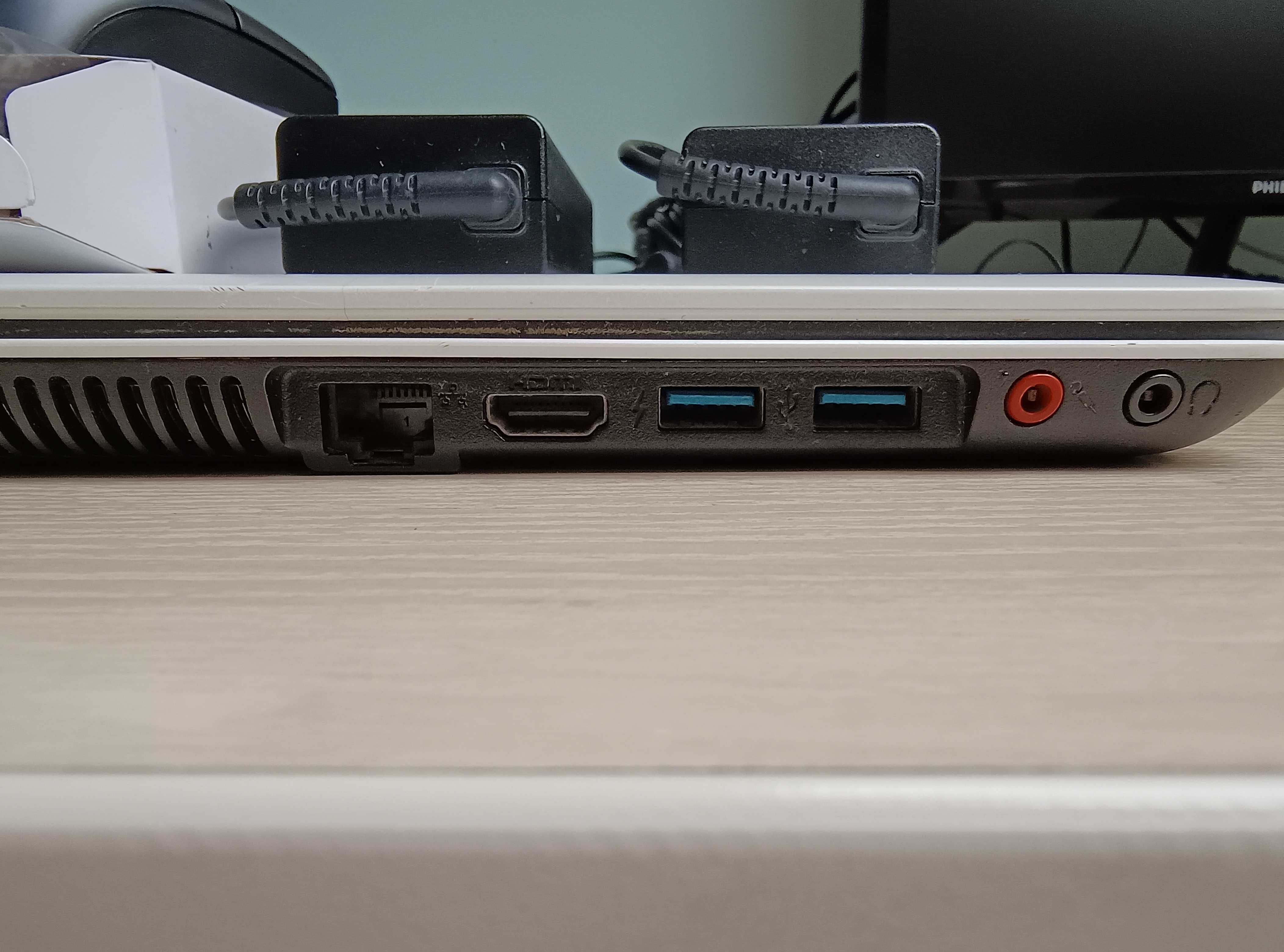 Intel i3, 8 GB RAM, SSD 250 GB, podświetlana klawiatura