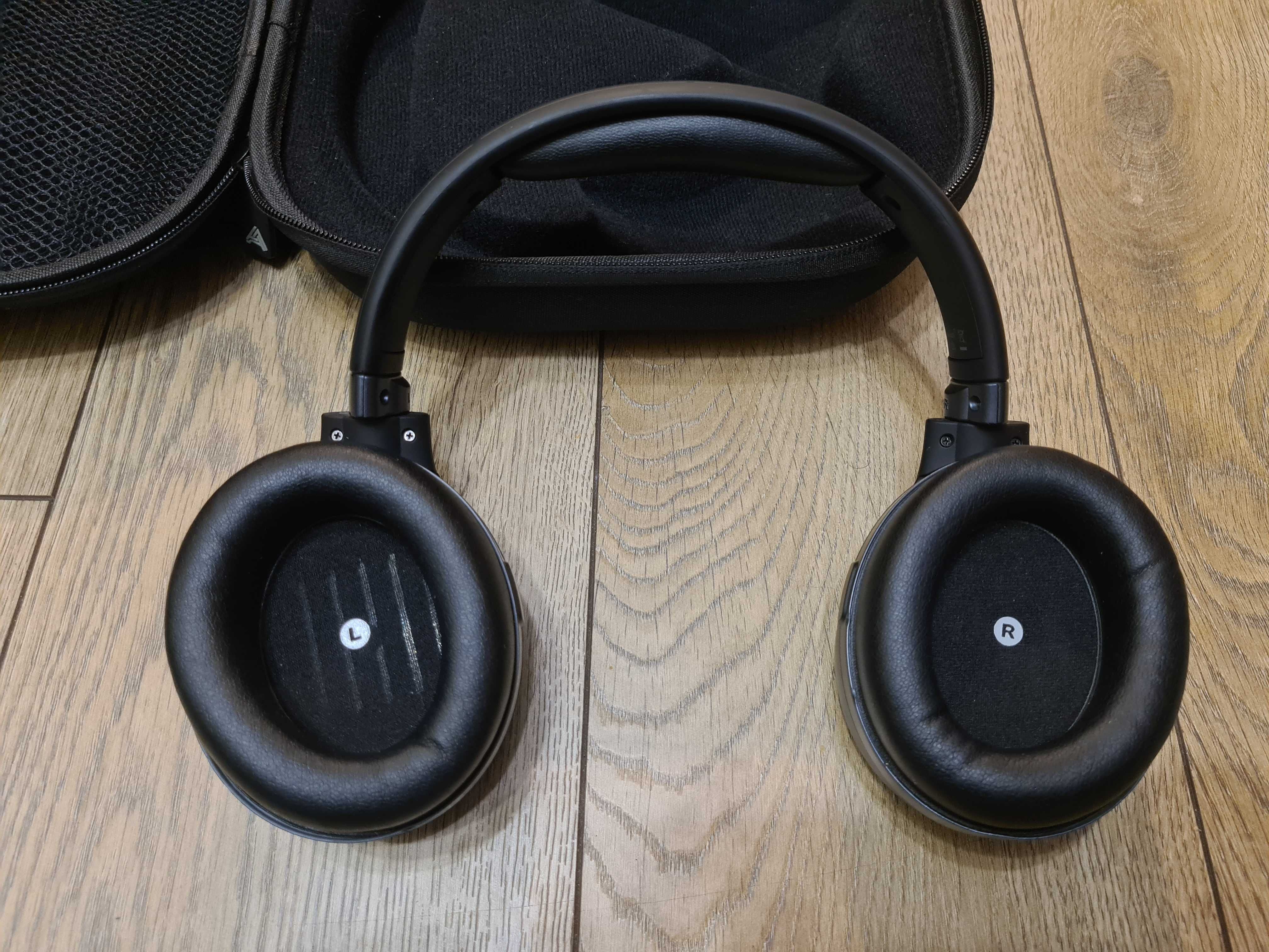 Навушники Audeze Mobius з фірмовим чохлом для переноски