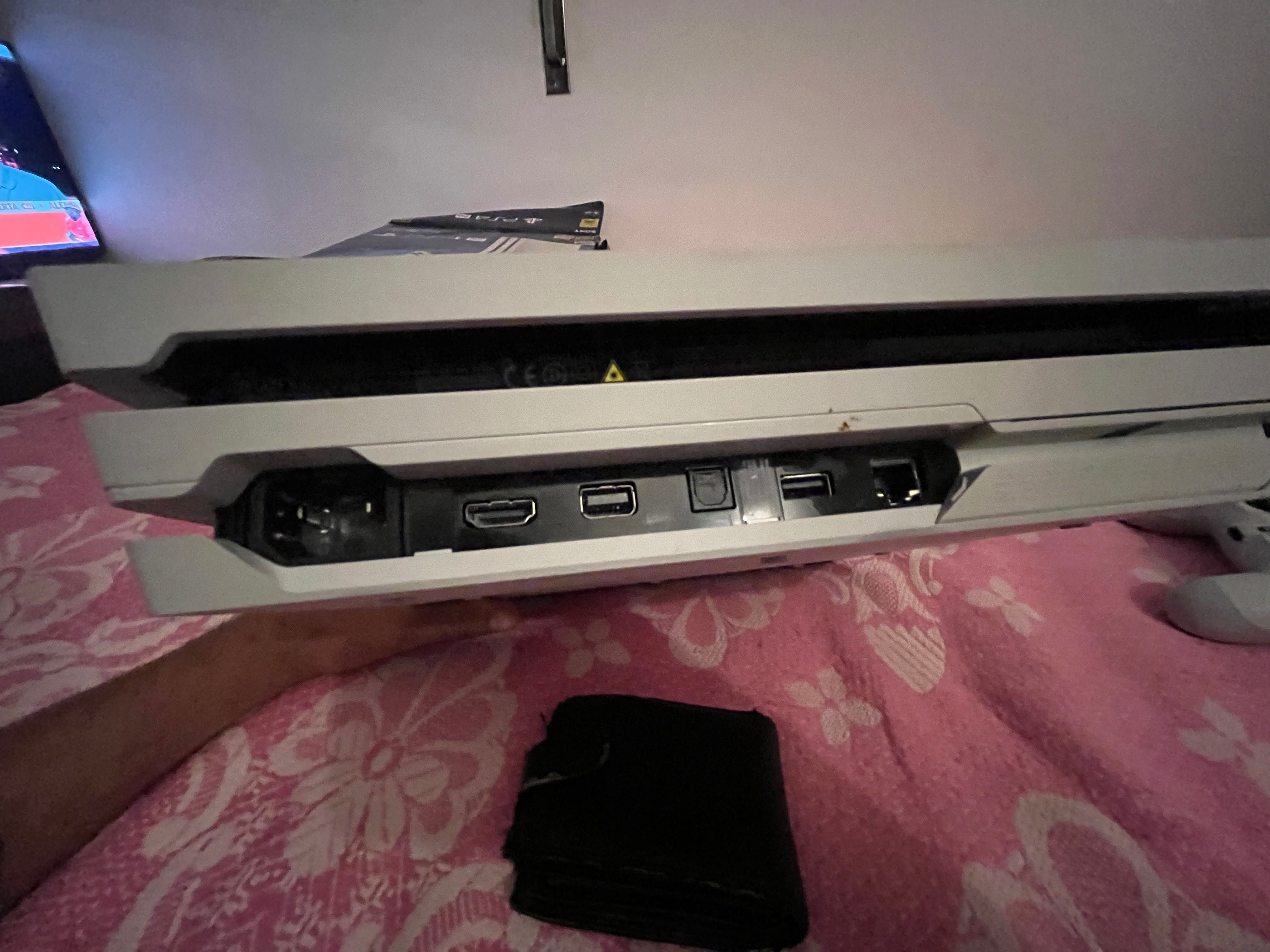 PS4 Pro 1TB 4K auscultadores e dois jogos