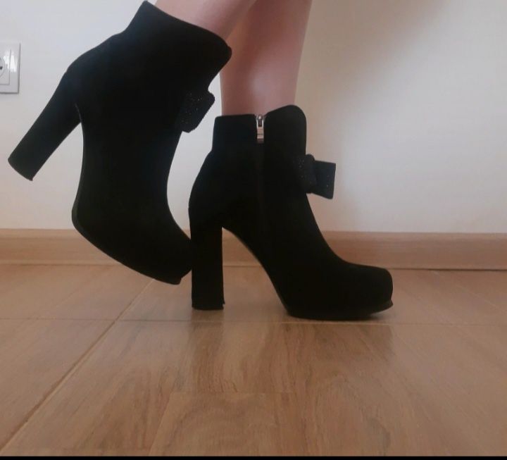 Czarne botki na słupku