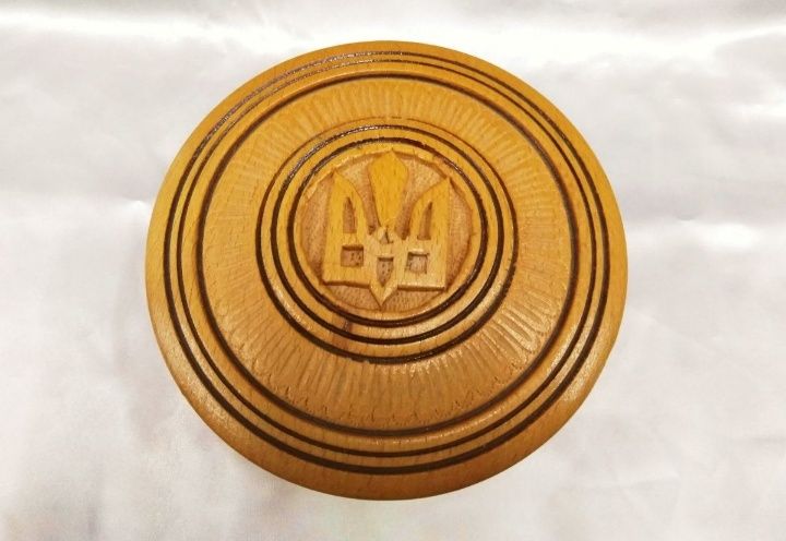 Деревянная шкатулка с трезубом./ Скринька дерев'яна з тризубом