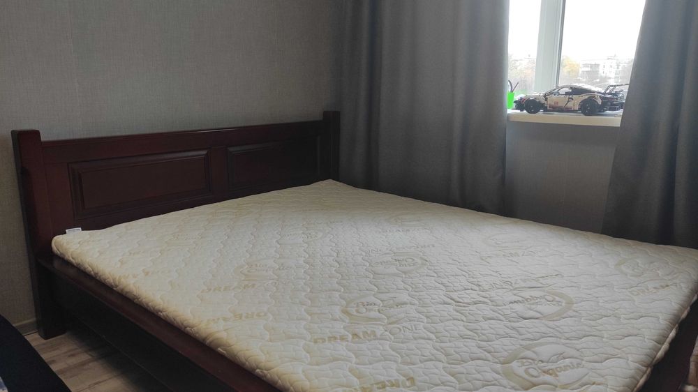 Ліжко дерев'яне з матрацом в хорошому стані