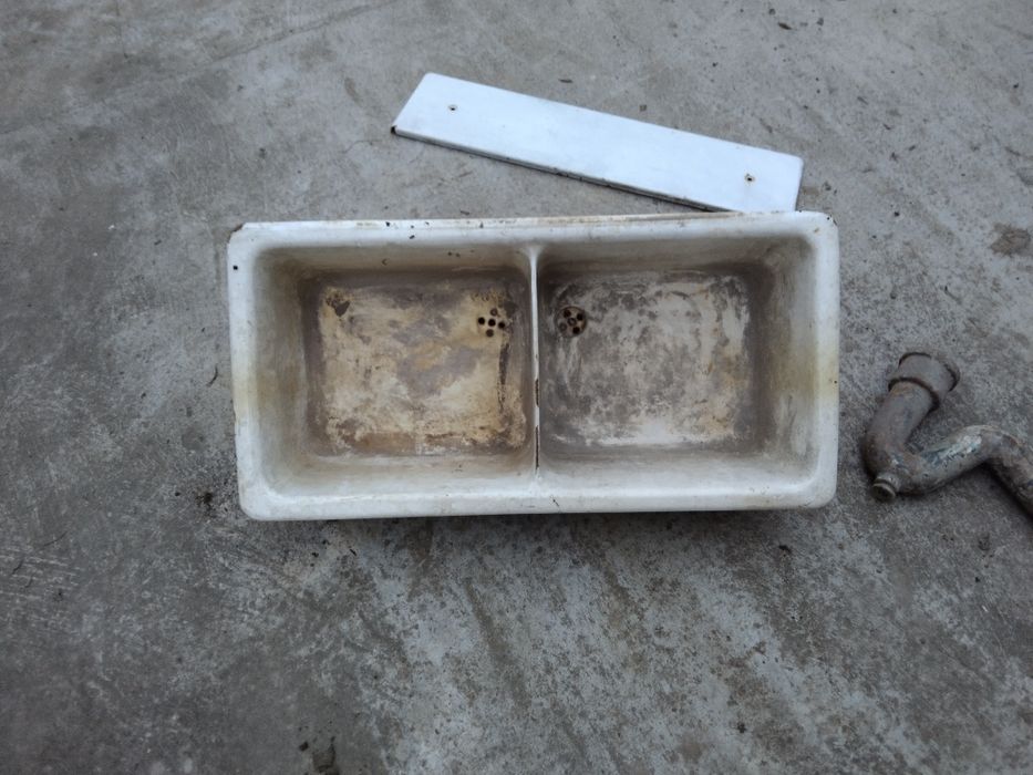 Zlew żeliwny dwukomorowy