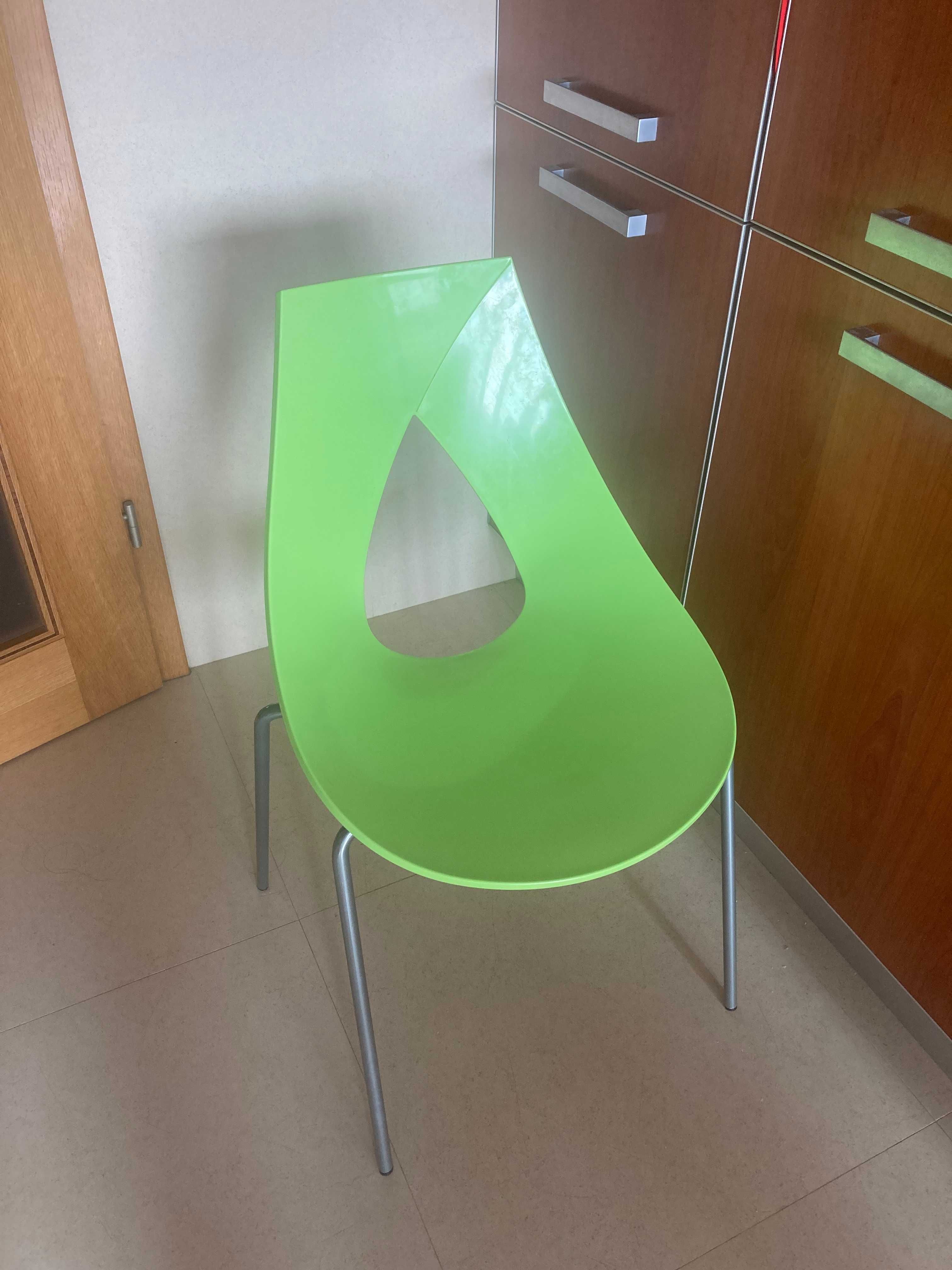 Cadeiras verdes com design diferente